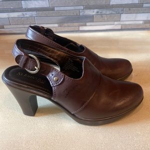 St. John’s Bay clog with strap, brown, size 6.5